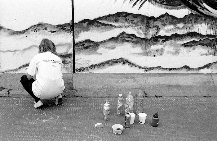 Sigrid Müller-Holtz malt an der East Side Gallery, 1990