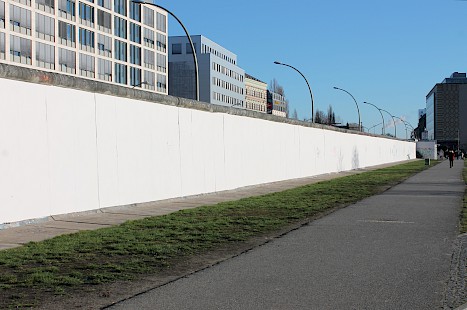 Die Rückseite der East Side Gallery wurde 2009 weiß gestrichen, um an die weiße Rückseite der Berliner Grenzmauer zu erinnern. Die Innenseite der Berliner Mauer war weiß gestrichen, damit die DDR-Grenzsoldaten Bewegungen von Menschen besser erkennen konnten