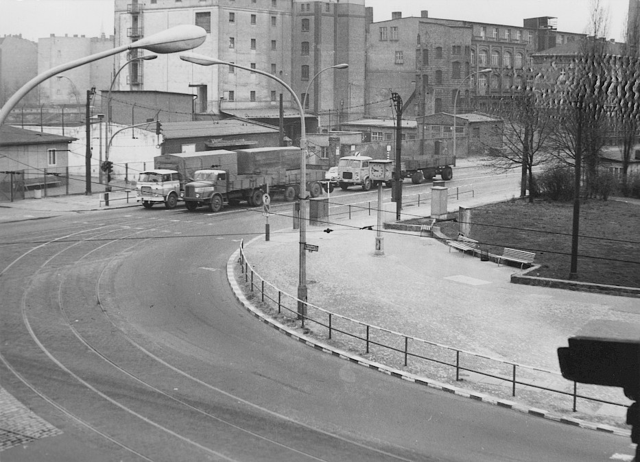 1972 war der Anblick der Mühlenstraße noch geprägt von der Bebauung und dem Straßenverkehr, weniger von der Grenzanlage