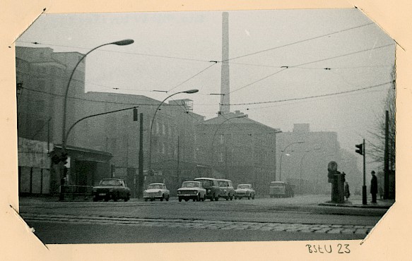 Vor dem Umbau der Straße und dem Ausbau der Grenzmauer 1977 sah die Mühlenstraße mit den Häusern am Spreeufer noch so aus, wie sie auch vor dem Krieg ausgesehen hatte
