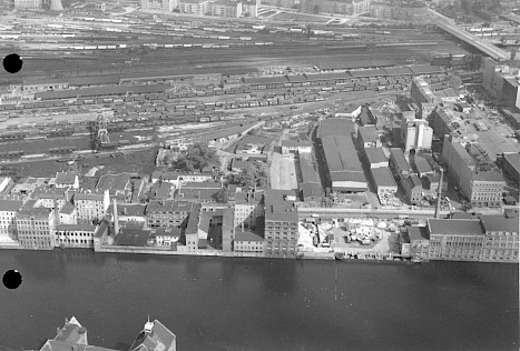 Von der früheren Bebauung der Mühlenstraße gibt es nur wenige Fotos. Auf der Luftaufnahme der US-Armee aus den 1960er Jahren sind die Häuser noch gut zu erkennen