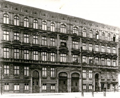 Das Eduard-Müller-Haus in der der Mühlenstraße Nr. 60. Das kriegsbeschädigte Haus wurde nach 1945 abgerissen.