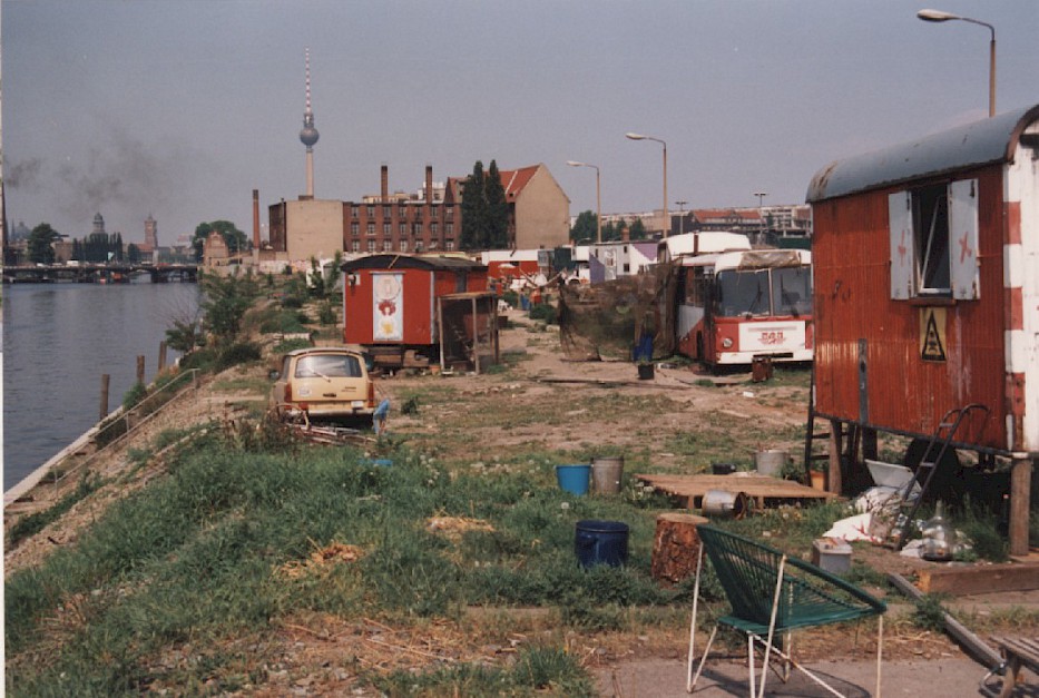 Zwischen Spree und Mauer war zwischen 1991-1996 Platz, um vielen verschiedenen Menschen eine Unterkunft zu bieten