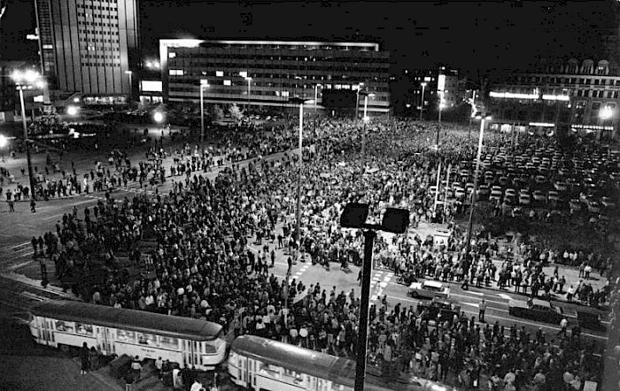 Im Herbst 1989 schlossen sich bereits Massen von Menschen den Demonstrationen für Freiheit und Menschenrechte an, wie hier auf der Montagsdemonstration in Leipzig am 16.10.1989
