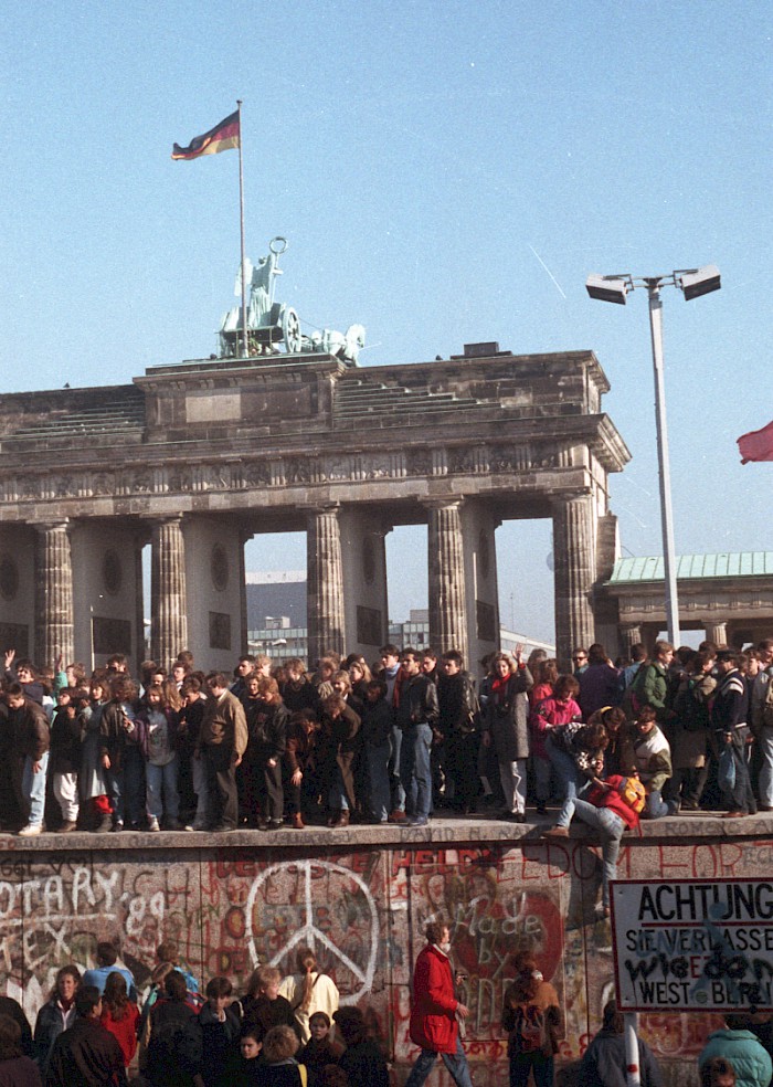 Am 10. November 1989 feiern Menschen am Brandenburger Tor die Öffnung der DDR-Grenze