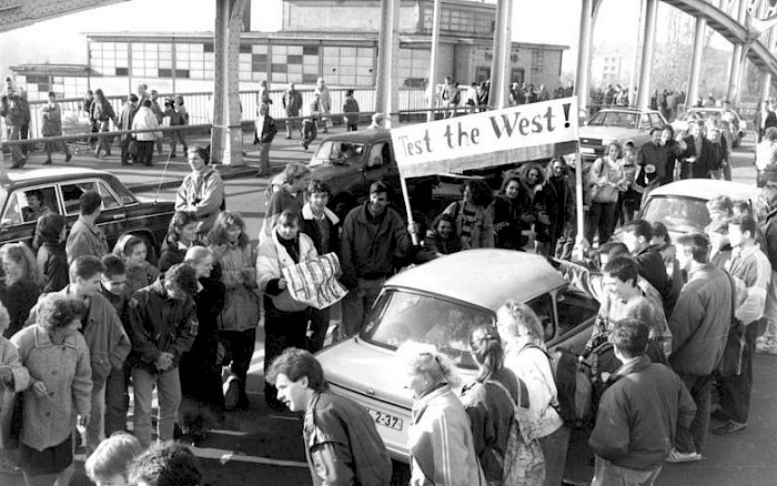 West-Berlinerinnen und West-Berliner begrüßen Menschen, die aus Ost-Berlin über die Bornholmer Brücke nach West-Berlin kommen, 10. November 1989
