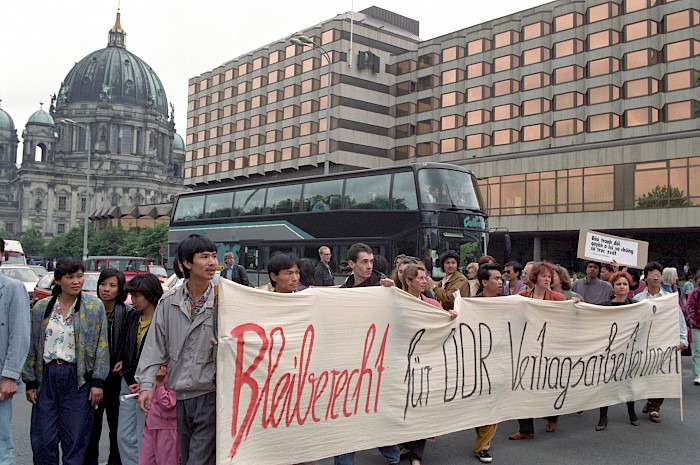 Demonstration ehemaliger „vietnamesischer Vertragsarbeiterinnen und Vertragsarbeiter“ für das Recht, in Deutschland bleiben zu dürfen, 1992