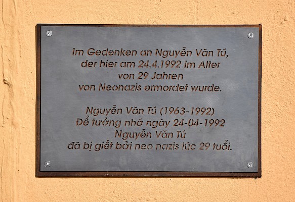 Gedenktafel für den 1992 in Berlin-Marzahn ermordeten Ngyuễen Văn Thú, 2021