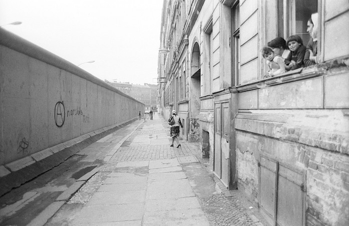 In Kreuzberg war der Anblick der Grenzmauer Teil des Alltags, wie hier an der Sebastianstraße auf dem Foto von 1978