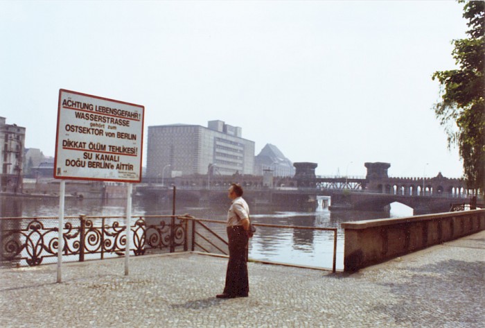 1980 warnte ein mehrsprachiges Schild am Kreuzberger Ufer vor der Gefahr, die die Spree als Grenzgewässer darstellte