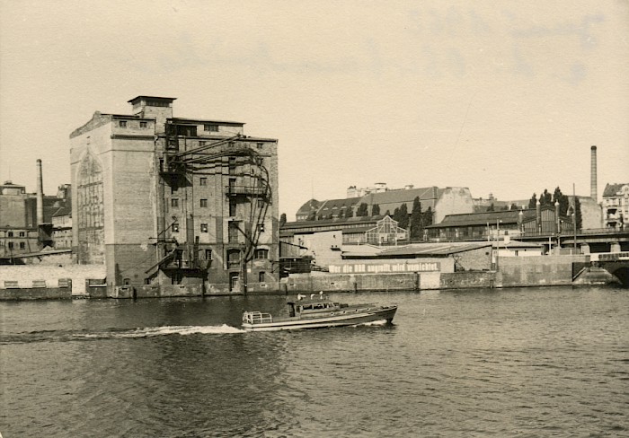 Der Mühlenspeicher nach dem Bau der Mauer 1962, davor ein Patrouillenboot der Grenztruppen