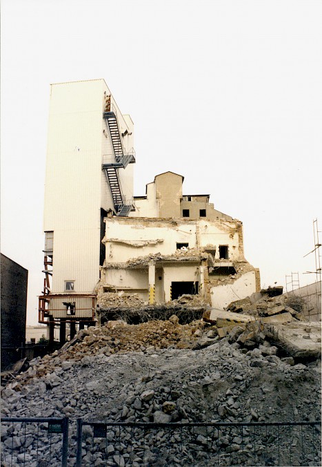 Die Gebäude der Osthafenmühle an der Mühlenstraße werden abgerissen, 1996