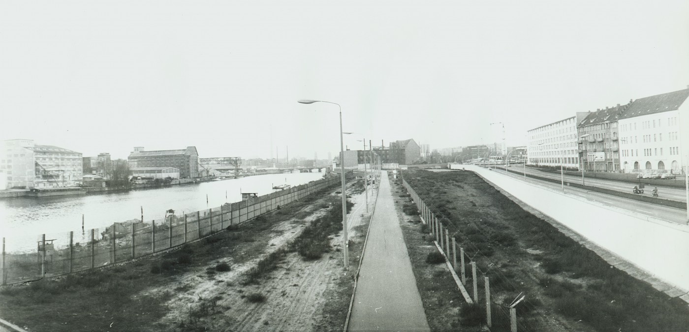 Blick auf die Mühlenstraße und den Grenzstreifen, Foto der DDR-Grenztruppen, 1988