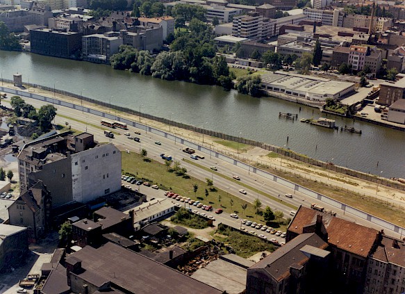 Blick auf die Mühlenstraße und den Grenz-Streifen nach 1977.