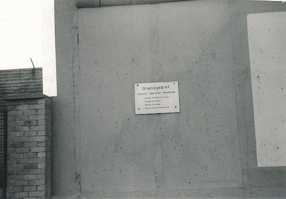 Heimlich aufgenommenes Foto eines Hinweisschilds an der Mauer in der Mühlenstraße, 1988