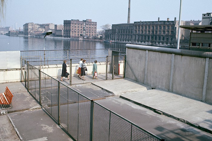 Menschen aus West-Berlin überqueren die Oberbaumbrücke, um nach Ost-Berlin einzureisen