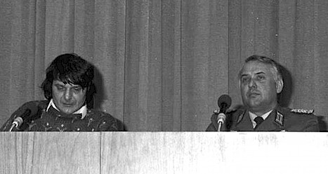 David Monty (links) bei einer gemeinsamen Pressekonferenz mit Oberstleutnant Rainer Menzel, Pressesprecher des Grenzkommandos Mitte, 29.1.1990