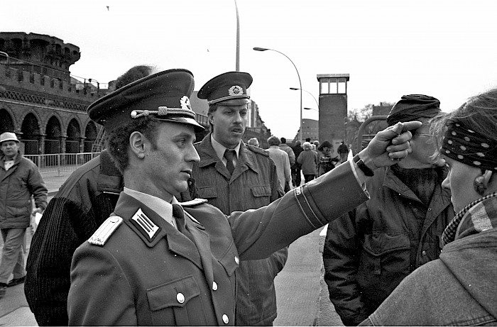 Im Anschluss an die Pressekonferenz besichtigen interessierte Künstlerinnen und Künstler, David Monty und DDR-Grenzsoldaten den Mauerabschnitt von der Oberbaumbrücke aus, 29.1.1990.
