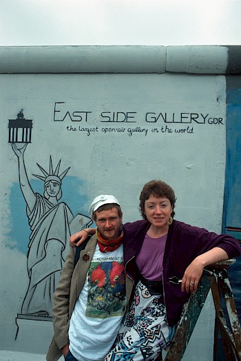 Christine MacLean mit Künstler Jens-Helge Dahmen, 1990