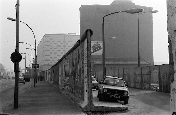 Ein Zaun teilte den Weg für die Mühlenmitarbeiter und die DDR-Grenzsoldaten, im Hintergrund ist der Speicher zu sehen, Januar 1992